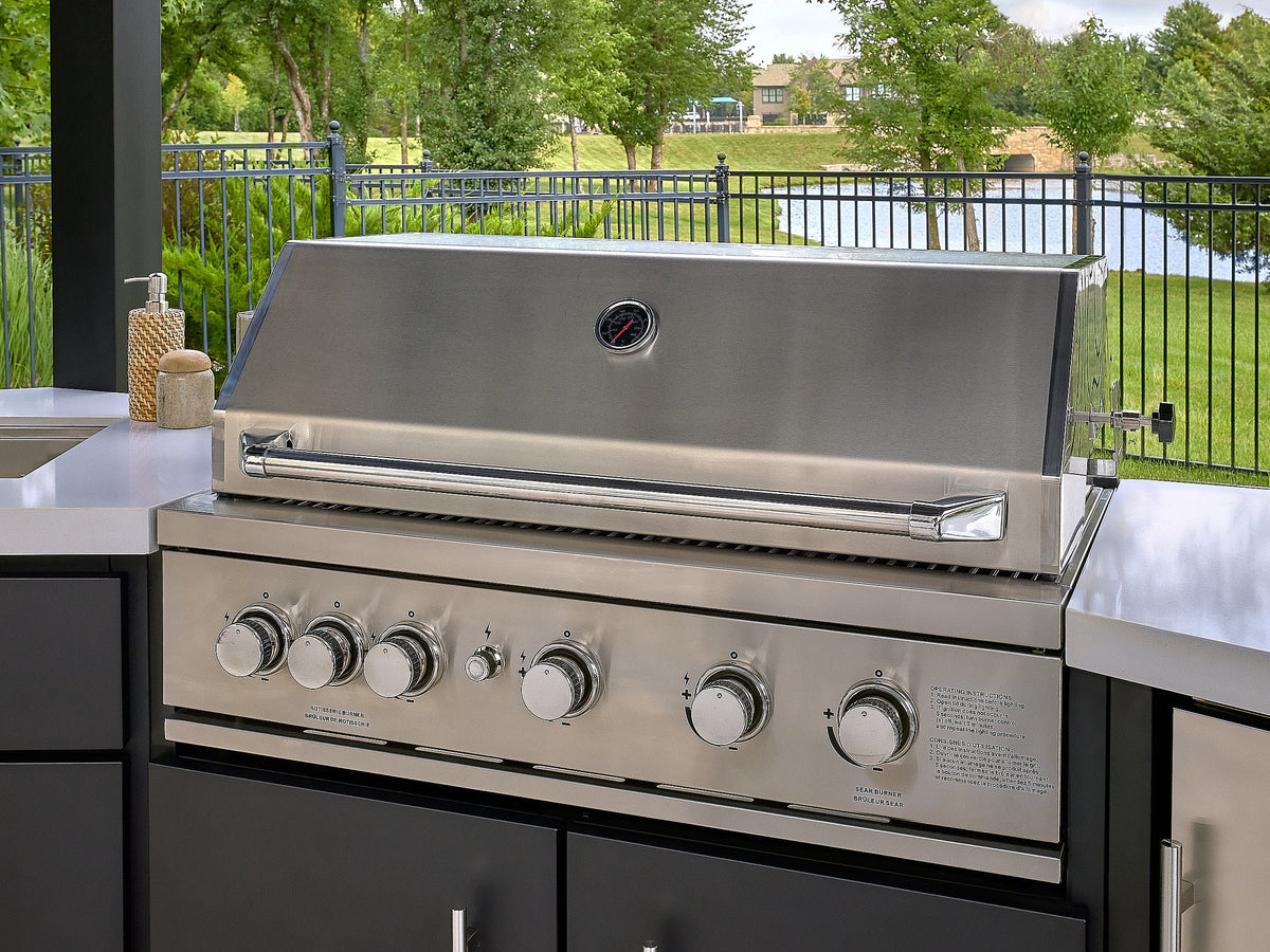 Edgemont Cove | Curved Outdoor Kitchen with Built-In Grill, Griddle & Pizza Oven