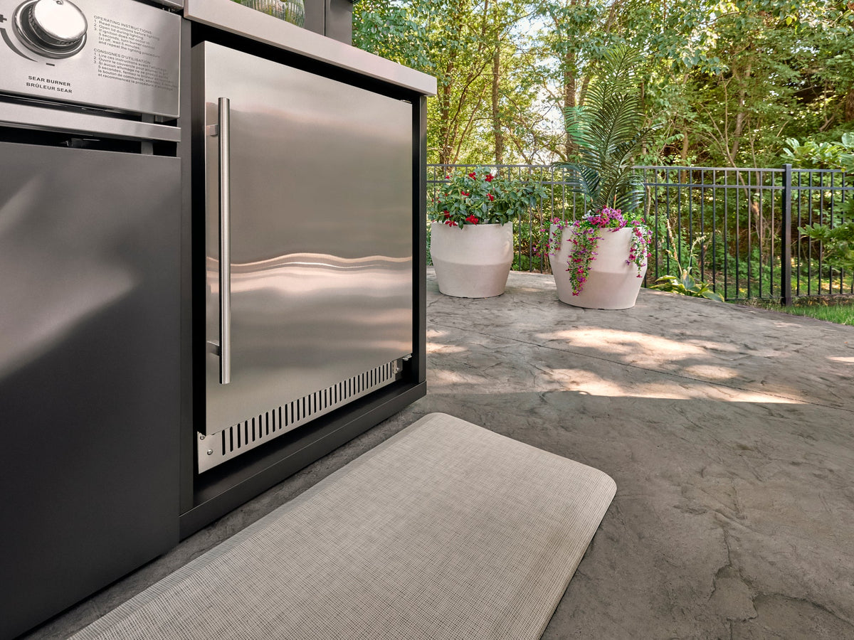 Lancaster | Galley Outdoor Kitchen with Built-In Griddle & Pizza Oven